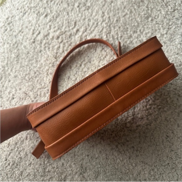 MADEWELL The Sydney Leather Shoulder Bag - Burnished Camel Brown/Tan - Picture 6 of 14